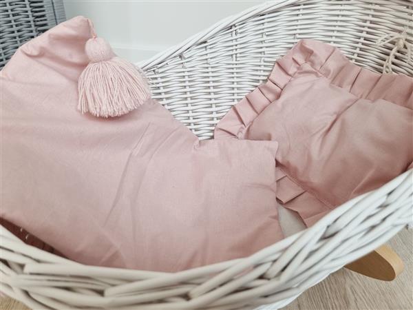 Grote foto rieten poppenwieg wit met dekens dekens roze met strik kinderen en baby poppen