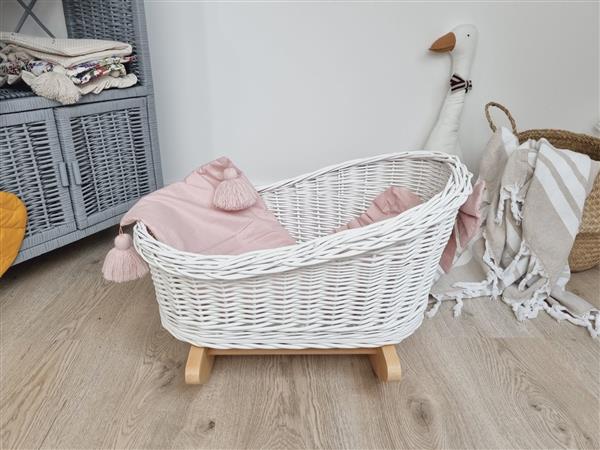 Grote foto rieten poppenwieg wit met dekens dekens roze met strik kinderen en baby poppen