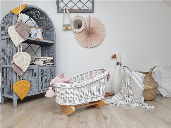 Grote foto rieten poppenwieg wit met dekens dekens roze met strik kinderen en baby poppen