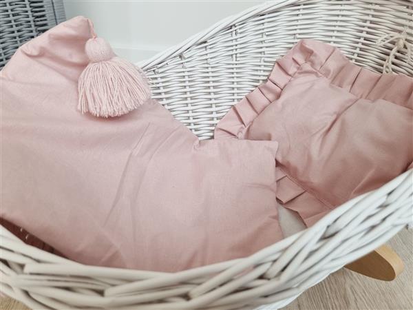 Grote foto rieten poppenwieg wit met dekens dekens roze met strik kinderen en baby poppen
