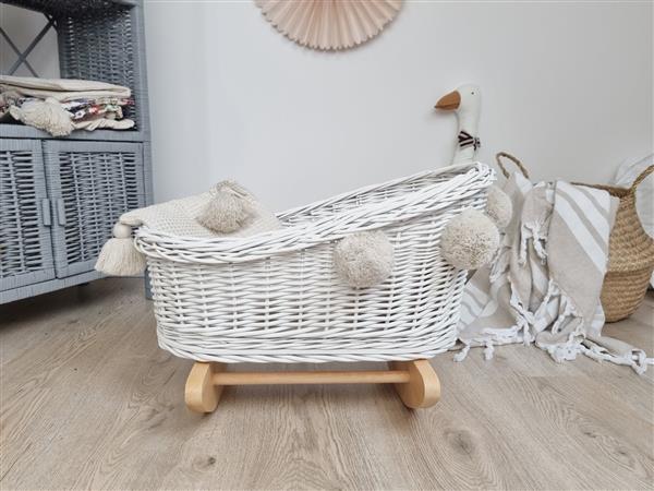 Grote foto rieten poppenwieg wit met dekens dekens roze met strik kinderen en baby poppen