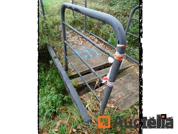 Grote foto de brug van de staalstructuur doe het zelf en verbouw onderdelen en accessoires
