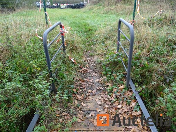 Grote foto de brug van de staalstructuur doe het zelf en verbouw onderdelen en accessoires