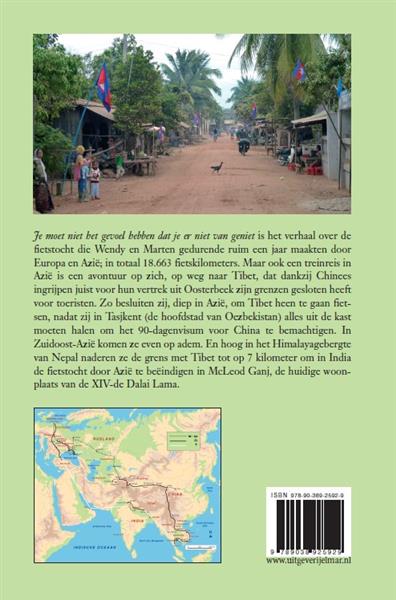 Grote foto op weg naar tibet met vrouw fiets en tent boeken overige boeken