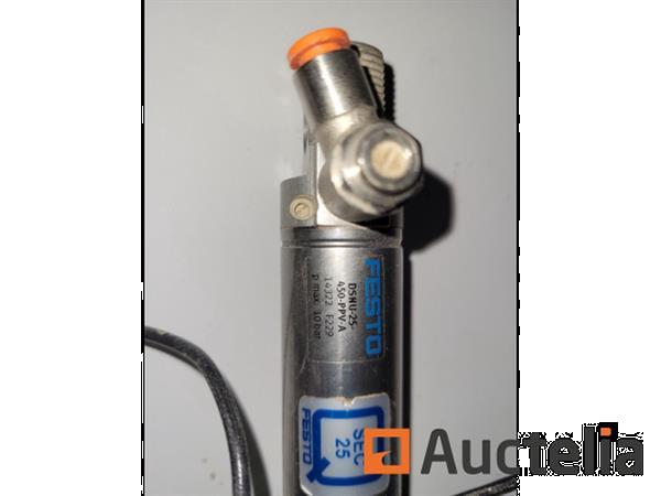 Grote foto set van 16 persluchtcilinders doe het zelf en verbouw onderdelen en accessoires