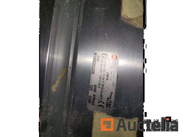 Grote foto set van 16 persluchtcilinders doe het zelf en verbouw onderdelen en accessoires