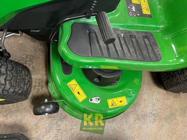 Grote foto john deere x127 692304 tuin en terras zitmaaiers