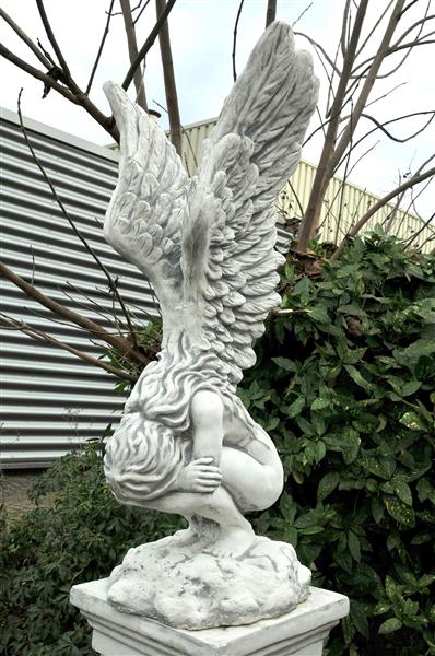 Grote foto zeer forse knielende engel met vleugels omhoog mooi stenen beeld tuin en terras tuindecoratie