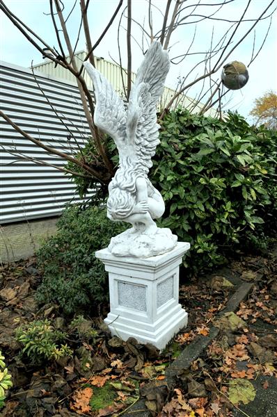 Grote foto zeer forse knielende engel met vleugels omhoog op grote sokkel zeer fors tuin en terras tuindecoratie