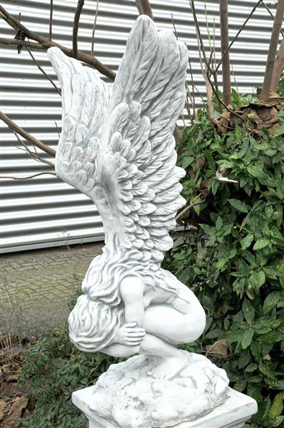 Grote foto zeer forse knielende engel met vleugels omhoog mooi stenen beeld tuin en terras tuindecoratie
