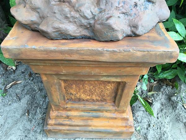 Grote foto zeer forse knielende oxide engel met vleugels omhoog op grote oxide sokkel zeer fors en uniek tuin en terras tuindecoratie