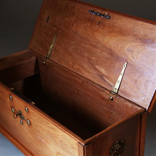 Grote foto kleine koloniale kist ca 1800 djatihout met bronzen beslag no.280310 antiek en kunst stoelen en banken