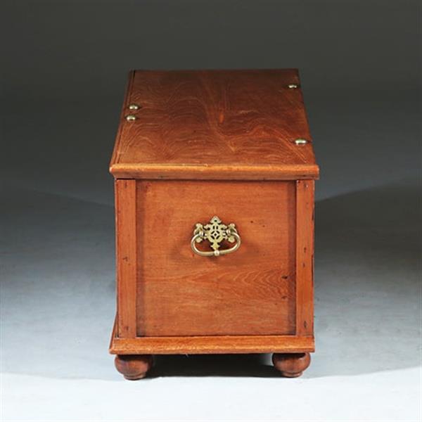Grote foto kleine koloniale kist ca 1800 djatihout met bronzen beslag no.280310 antiek en kunst stoelen en banken