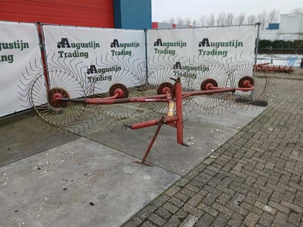 Grote foto hooiacrobaat agrarisch harken