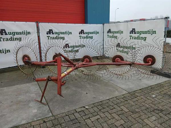 Grote foto hooiacrobaat agrarisch harken
