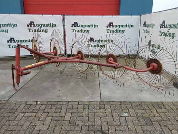 Grote foto hooiacrobaat agrarisch harken