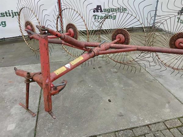 Grote foto hooiacrobaat agrarisch harken