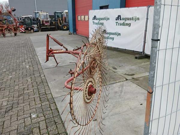 Grote foto hooiacrobaat agrarisch harken