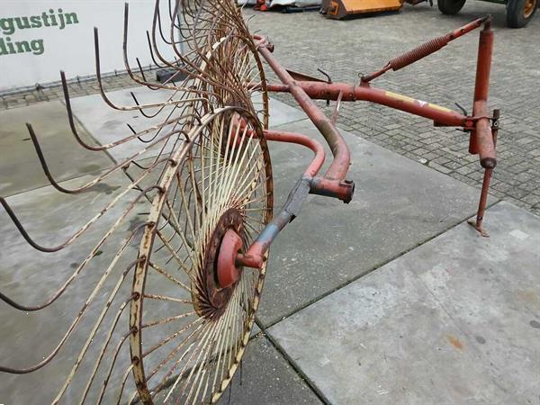 Grote foto hooiacrobaat agrarisch harken