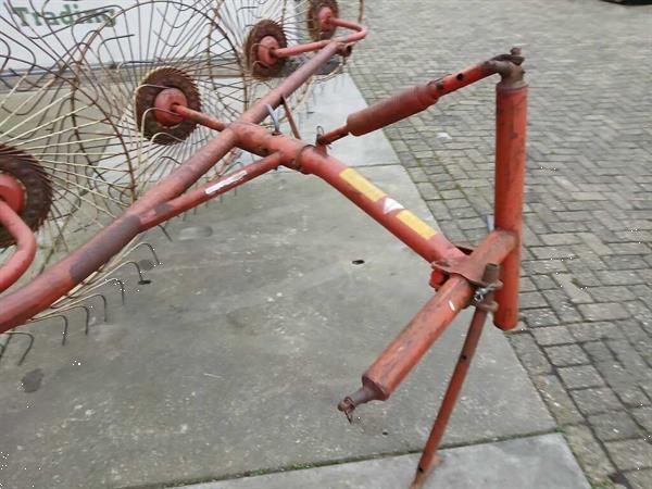 Grote foto hooiacrobaat agrarisch harken