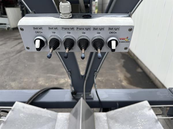 Grote foto vdr oogstband voor bloemen met platform agrarisch aanhangwagens