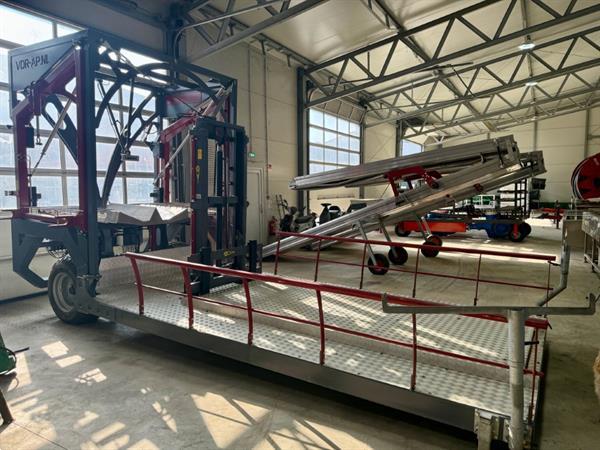 Grote foto vdr oogstband voor bloemen met platform agrarisch aanhangwagens