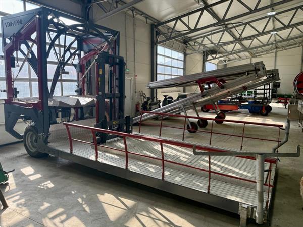 Grote foto vdr oogstband voor bloemen met platform agrarisch aanhangwagens
