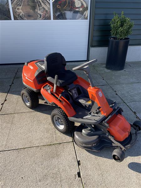 Grote foto zeer nette husquvana frontmaaier r214tc tekoop tuin en terras zitmaaiers