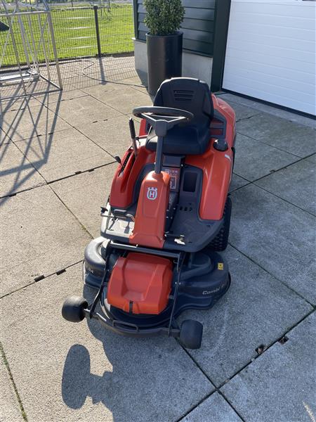 Grote foto zeer nette husquvana frontmaaier r214tc tekoop tuin en terras zitmaaiers