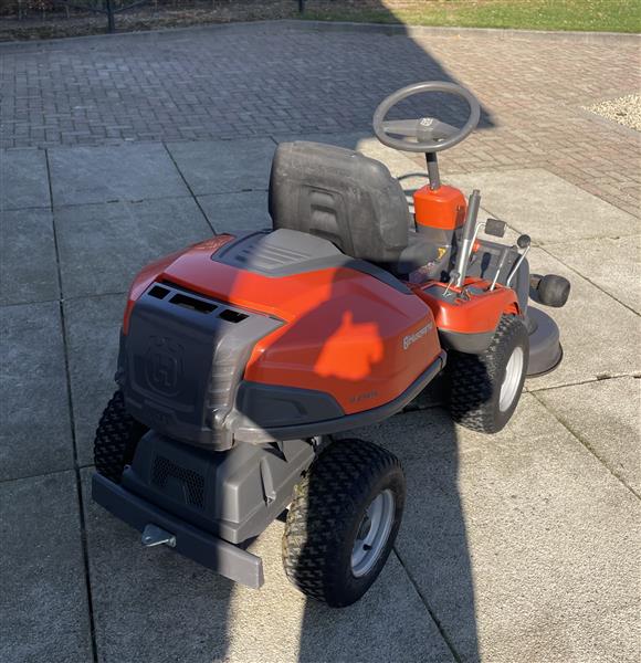 Grote foto zeer nette husquvana frontmaaier r214tc tekoop tuin en terras zitmaaiers