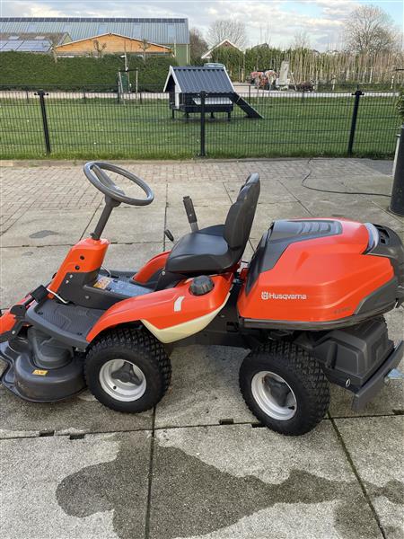 Grote foto zeer nette husquvana frontmaaier r214tc tekoop tuin en terras zitmaaiers