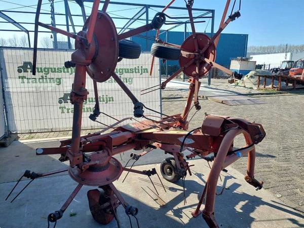Grote foto kuhn schudder agrarisch harken