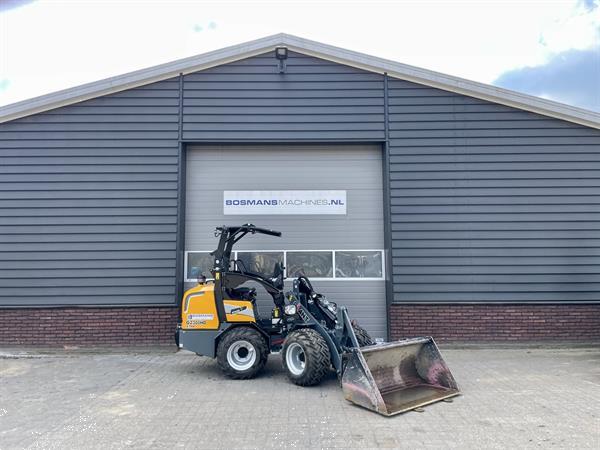 Grote foto giant g2300 x tra hd minishovel demo 2024 80 uur agrarisch shovels