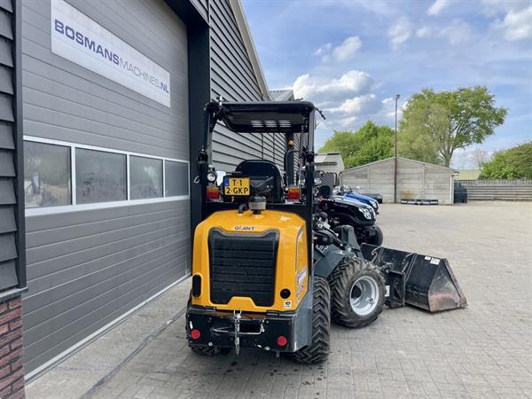 Grote foto giant g2300 x tra hd minishovel demo 2024 80 uur agrarisch shovels