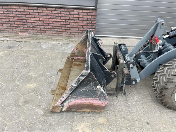 Grote foto giant g2300 x tra hd minishovel demo 2024 80 uur agrarisch shovels