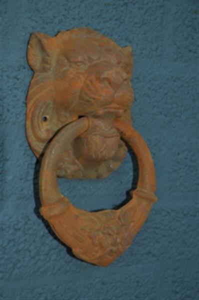 Grote foto grote leeuwenkop als deurklopper gietijzer rust bruin doe het zelf en verbouw materialen en producten