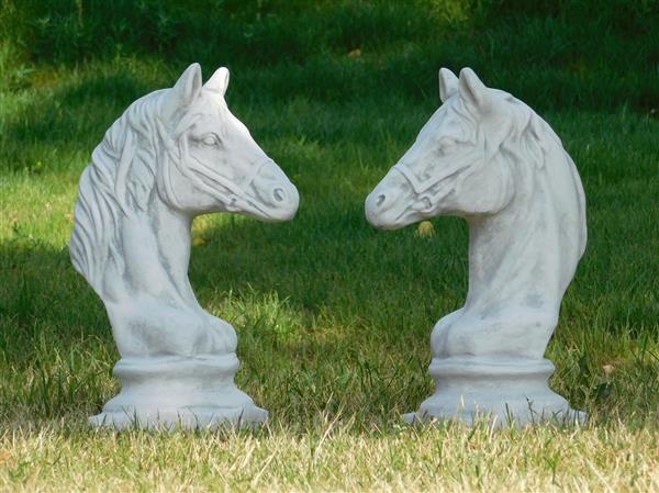 Grote foto set van 2 paardenhoofden steen wit met grijs tuin en terras tuindecoratie