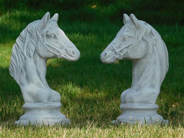 Grote foto set van 2 paardenhoofden steen wit met grijs tuin en terras tuindecoratie