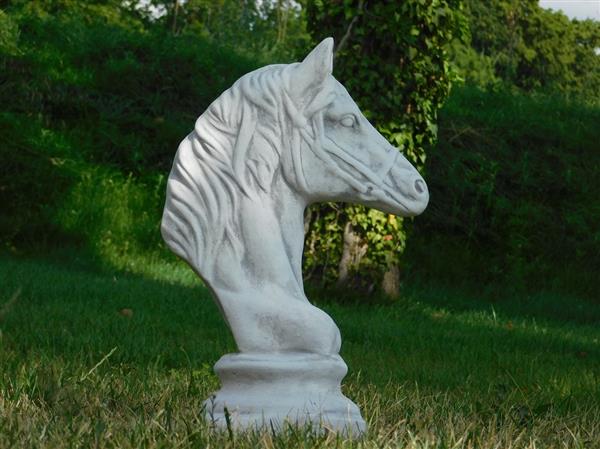Grote foto set van 2 paardenhoofden steen wit met grijs tuin en terras tuindecoratie
