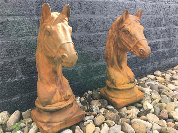 Grote foto sculptuur paardenhoofd vol steen oxide tuin en terras tuindecoratie
