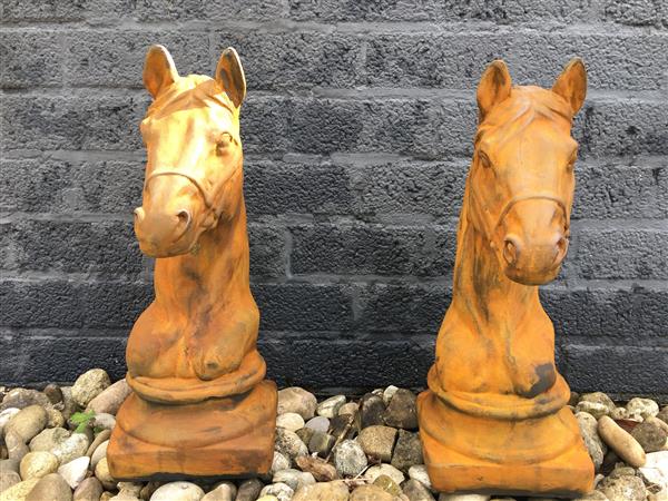 Grote foto set van 2 paardenhoofden vol steen oxide tuin en terras tuindecoratie