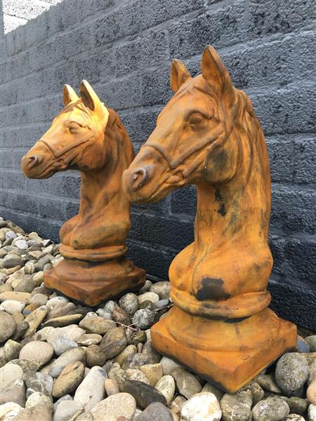 Grote foto set van 2 paardenhoofden vol steen oxide tuin en terras tuindecoratie