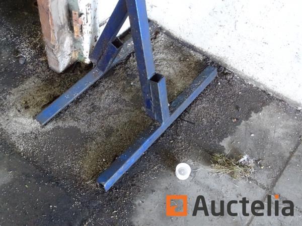 Grote foto kunststof olievat op statieftrommelhouder agrarisch oogstmachines