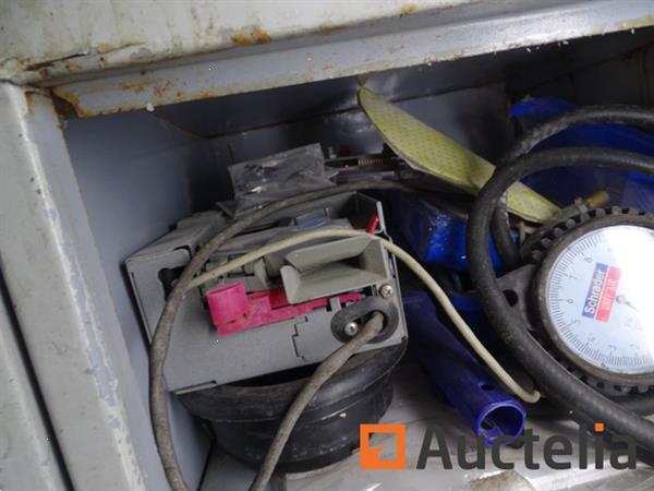 Grote foto metalen kast en zijn inhoud agrarisch oogstmachines