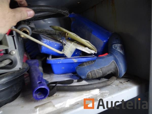 Grote foto metalen kast en zijn inhoud agrarisch oogstmachines