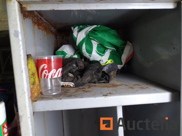 Grote foto metalen kast en zijn inhoud agrarisch oogstmachines