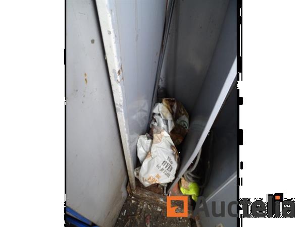 Grote foto metalen kast en zijn inhoud agrarisch oogstmachines