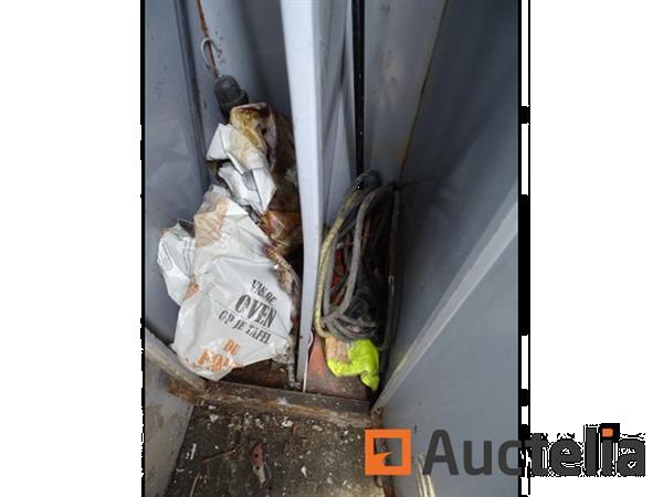 Grote foto metalen kast en zijn inhoud agrarisch oogstmachines
