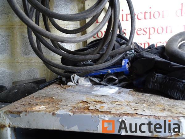 Grote foto metalen kast en zijn inhoud agrarisch oogstmachines