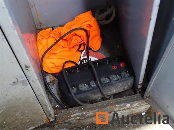 Grote foto metalen kast en zijn inhoud agrarisch oogstmachines